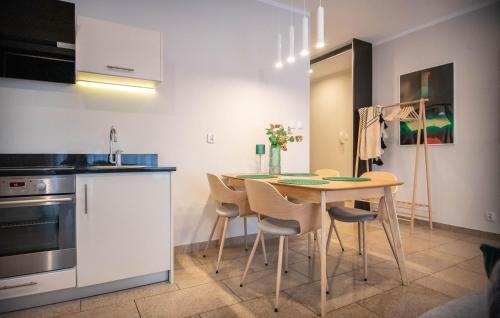 uma cozinha com mesa e cadeiras num quarto em Apartamenty na Wyspie - Stella Baltic - Parking em Świnoujście
