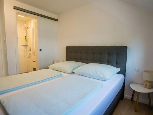 un grande letto con due cuscini in una camera da letto di Ferienwohnung Weissach a Weissach