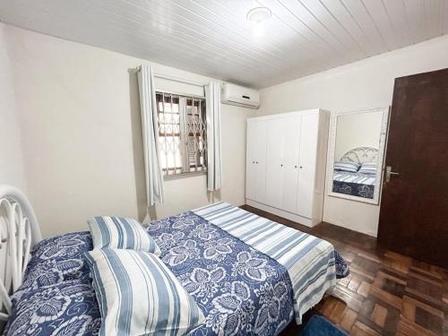 um quarto com uma cama e uma janela em Casa Astral a melhor escolha em ITAJAÍ em Itajaí