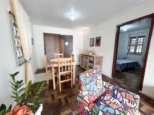 een woonkamer met een tafel en een eetkamer bij Casa Astral a melhor escolha em ITAJAÍ in Itajaí
