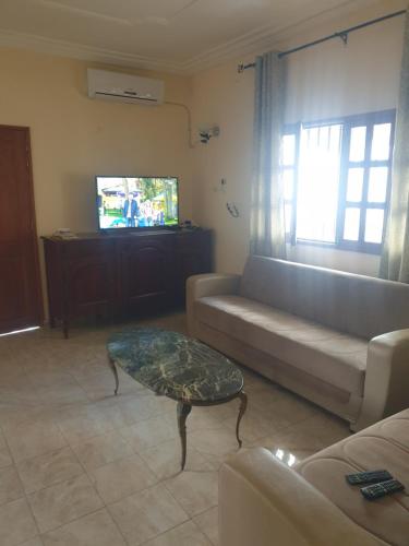 uma sala de estar com um sofá e uma mesa de centro em Appart. For you N° 1. Douala Logpom sur le goudron em Douala