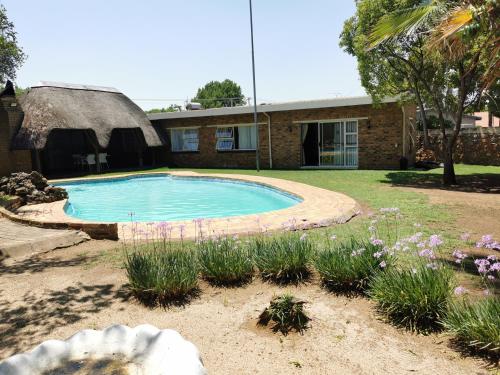 dom z basenem na dziedzińcu w obiekcie Exclusive Private Room in Joburg No loadshedding w mieście Johannesburg