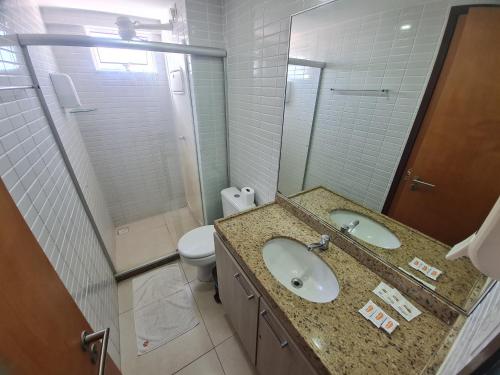 y baño con lavabo, aseo y espejo. en JARDINS DO ATLANTICO Cabo Branco, Wi-Fi, Beira-Mar, en João Pessoa