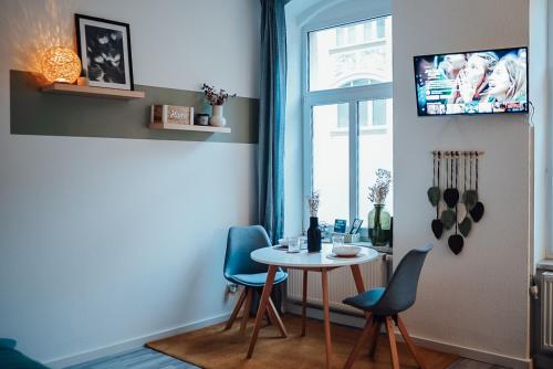 a dining room with a table and chairs and a window at Fewostaeps- Moderne Unterkunft, zentrumsnah in Plauen