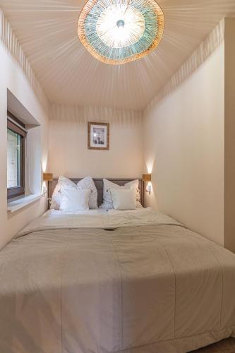 a bedroom with a large bed with a ceiling at HeLo Bungalow in Badacsonytördemic
