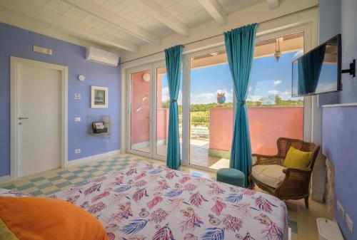 a bedroom with a bed and a large window at Casa Farlisa, villa esclusiva con piscina, jacuzzi, palestra, parco giochi, bbq a 5 minuti dal mare in Scicli