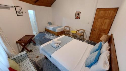 a bedroom with a bed and a wooden door at Casa THIREMA Tortuguero in Tortuguero