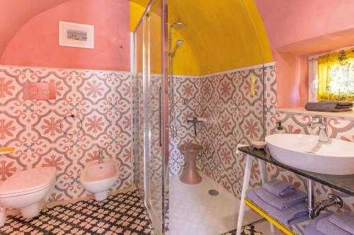 a bathroom with a shower and a sink and a toilet at Casa Farlisa, villa esclusiva con piscina, jacuzzi, palestra, parco giochi, bbq a 5 minuti dal mare in Scicli