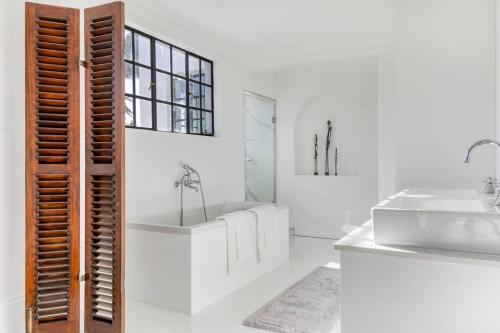 bagno bianco con lavandino e specchio di Secure & Central: Villa with Views [2 bed both ensuite] a Città del Capo