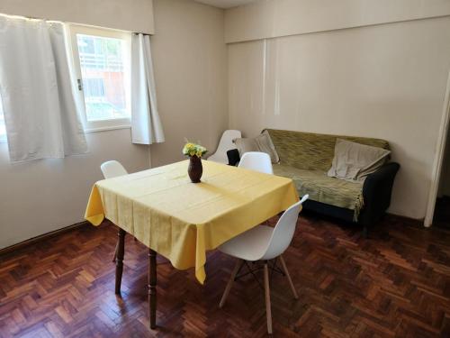 a room with a table and chairs and a bed at DEPARTAMENTO BARCALA PLENO CENTRO DE MENDOZA in Mendoza