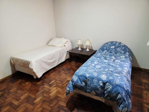 a bedroom with a bed and a nightstand with a bed sidx sidx sidx sidx at DEPARTAMENTO BARCALA PLENO CENTRO DE MENDOZA in Mendoza