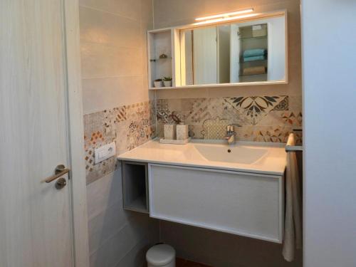 a bathroom with a sink and a mirror at Casa Mirasol, WIFI y NETFLIX free in Playa Honda