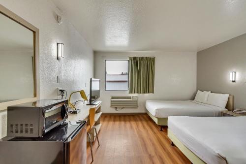 Postel nebo postele na pokoji v ubytování Motel 6 Ogden, UT- Downtown