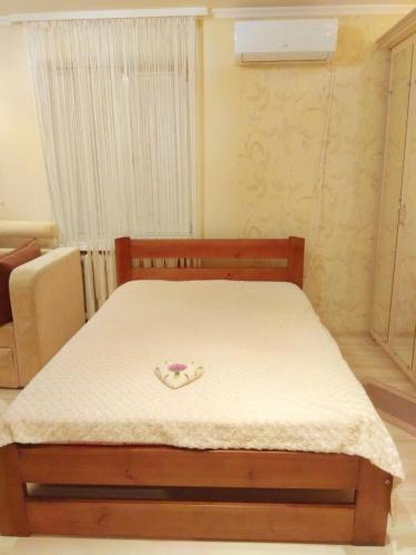 1 dormitorio con 1 cama con colchón blanco en Хорошая однокомнатная квартира в центре города, en Shostka