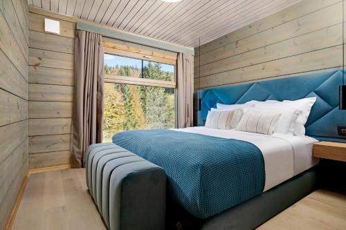 - une chambre avec un grand lit et une fenêtre dans l'établissement Eden Hill Retreat & Spa - Adults Only, à Şimon