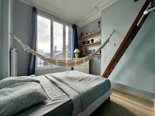 a bedroom with a hammock hanging from the wall at Appartement charmant hyper centre ville Rouen in Rouen