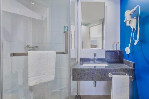 a bathroom with a sink and a shower at One Irapuato in Irapuato