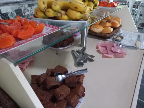 Comunidade Anuncia-Me في غواراتينغيتا: خزانة عرض تحتوي على مجموعة متنوعة من أنواع الفاكهة