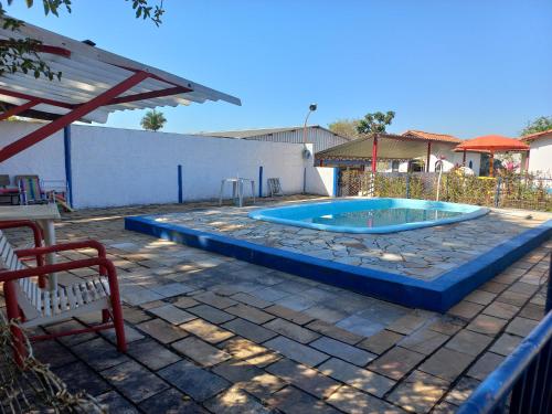 una piscina en medio de un patio en Comunidade Anuncia-Me, en Guaratinguetá