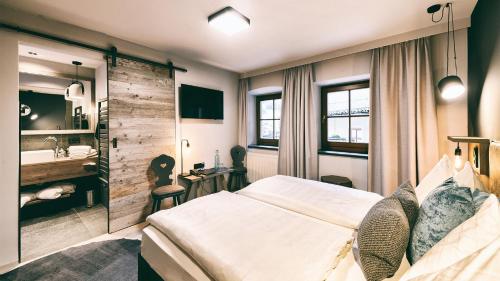 ein Hotelzimmer mit einem Bett und einem Waschbecken in der Unterkunft Berg-Leben in Großarl