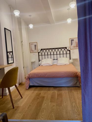 une chambre avec un lit et un rideau bleu dans l'établissement La belle vue, à Béziers