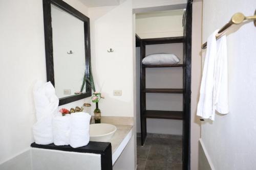 baño con lavabo y litera en Villas Panaca Portal 1, en Quimbaya