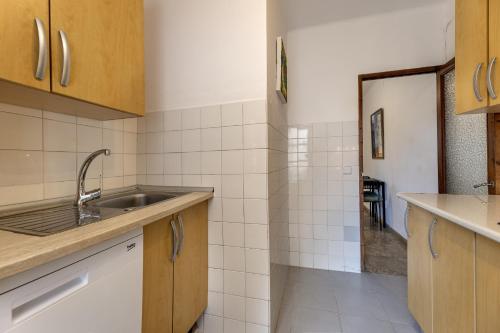 una cocina con fregadero y encimera en Flat in the old town of Alcudia, en Alcudia