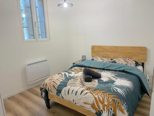 een bed in een witte kamer met een bed sidx sidx sidx bij ღ Le Saintois • Au cœur de ville, Spacieux & Wifi in Saintes