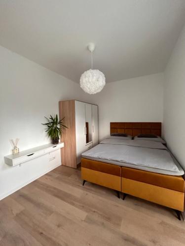 1 dormitorio con 1 cama y una maceta en BoleslaviaApartments - Apartament Merci 2, parking free, en Bolesławiec