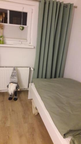 um gato em pé num quarto com uma cama em Familie Vietzke em Hanôver