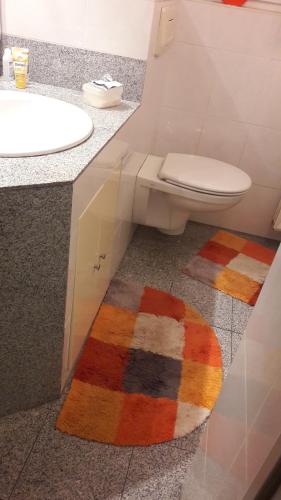 een badkamer met een toilet en een wastafel bij Familie Vietzke in Hannover