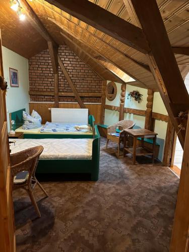 een slaapkamer met een bed en een tafel in een kamer bij Ferienwohnungen Brenner einchecken und wohlfühlen in Langenbernsdorf