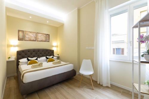 Un dormitorio con una cama grande y una ventana en Casa Perra, en Cagliari