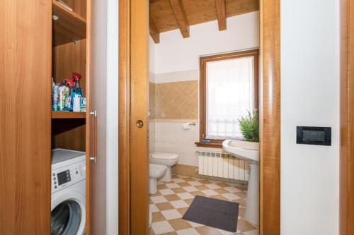 オージオ・ソットにあるAPPARTAMENTO PORTA VERDEのバスルーム(洗面台、洗濯機付)