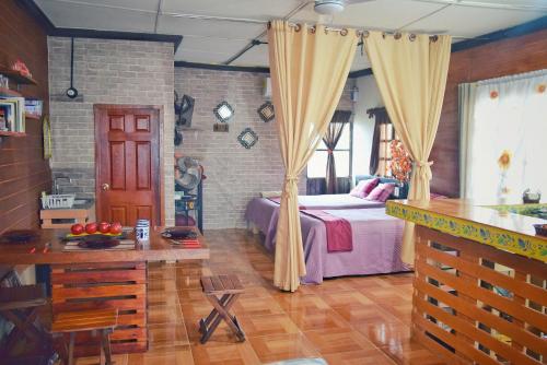 - une chambre avec un lit et une table dans l'établissement Cabaña/bungalow a orillas de Laguna. vacacional, à Catazajá
