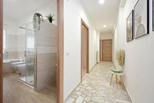 een badkamer met een glazen douche en een toilet bij Modern Large Apartment in Rome in Rome