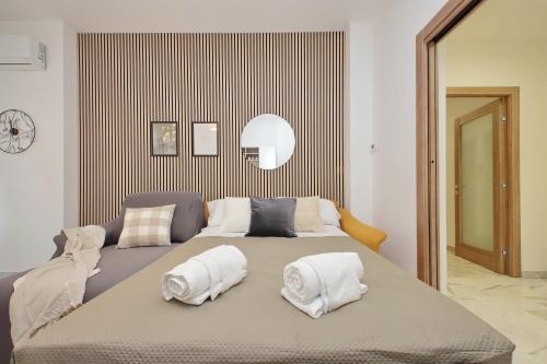 een slaapkamer met een groot bed met 2 kussens bij Modern Large Apartment in Rome in Rome