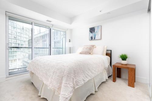 Upscale & Modern 2BR + 2BA in Downtown Toronto!