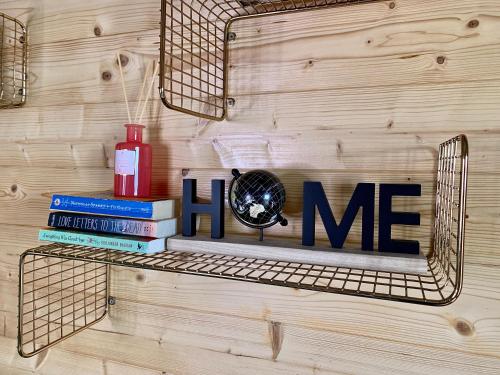a shelf with books and a lamp and the word hate at PicoTerrace View in Madalena