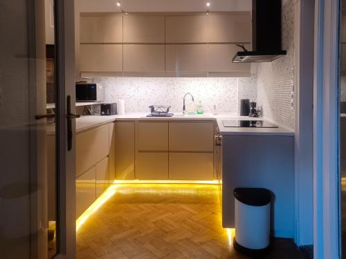een keuken met led-verlichting in de vloer bij Parkside Large Modern Garden View Apartment in Boedapest