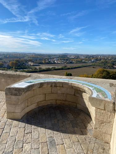 un mur en pierre avec une piscine au sommet d'une colline dans l'établissement La belle vue, à Béziers