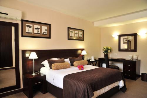 Una cama o camas en una habitación de Cresta Bosele Hotel