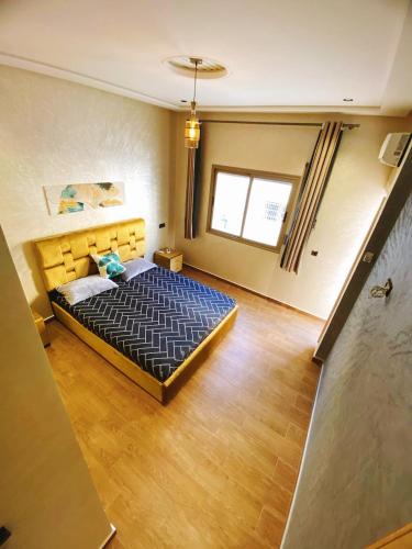 Appartement calme à Fès في فاس: غرفة نوم بسرير كبير في غرفة