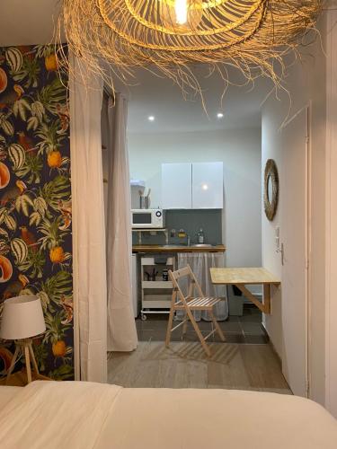 Cette chambre dispose d'une cuisine avec une table et un bureau. dans l'établissement Studio coeur de ville et au calme (1), à Montpellier