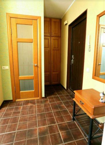 een hal met deuren en een tegelvloer bij VIP apart 364 in Tbilisi City