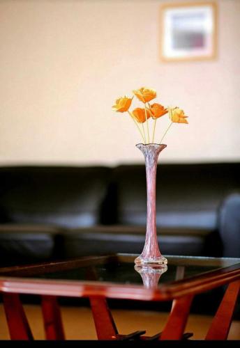 een vaas met gele bloemen op een tafel bij VIP apart 364 in Tbilisi City