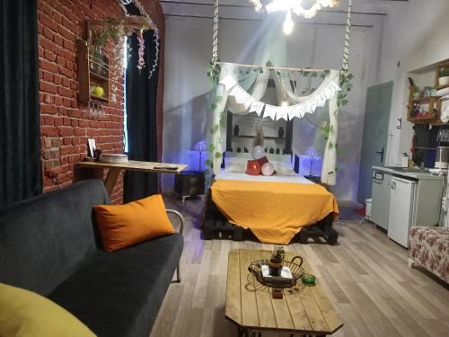 ein Schlafzimmer mit einem Bett, einem Sofa und einem Tisch in der Unterkunft Taksim No:5 Suit in Istanbul
