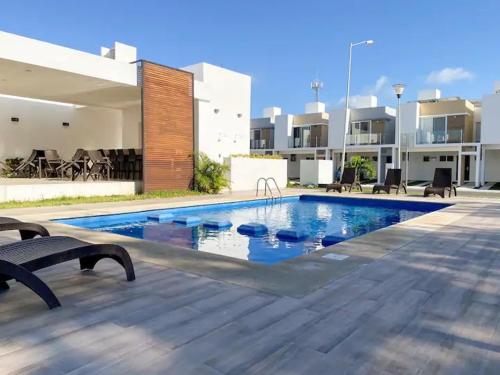 Bazén v ubytování Elegante y preciosa casa con excelente ubicación nebo v jeho okolí