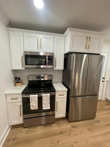 Una cocina o cocineta en Mirabelle 3bd/1ba 5 min from Downtown/Duke/RTP
