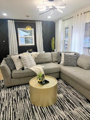 Un lugar para sentarse en Mirabelle 3bd/1ba 5 min from Downtown/Duke/RTP